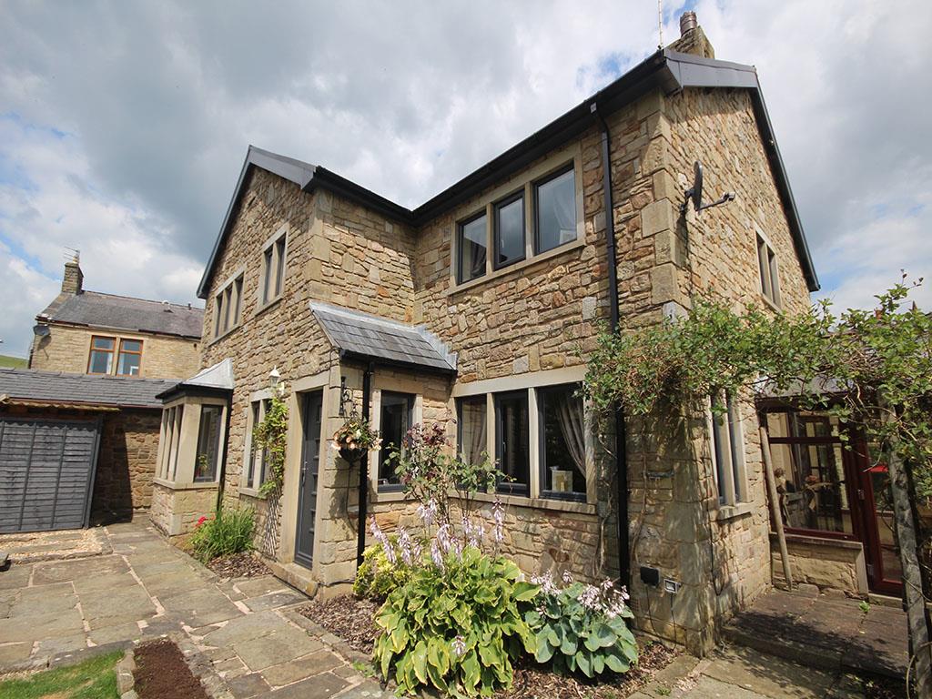 4 bedroom house For Sale in Fence, Burnley - IMG_3334.jpg